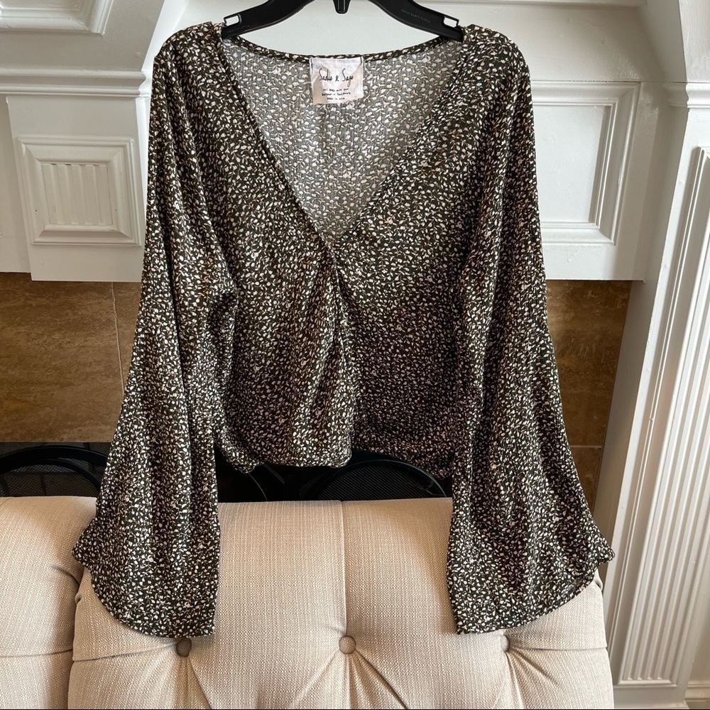 S: SADIE & SAGE Wrap Crop Blouse Olive Small Floral prints Sz M